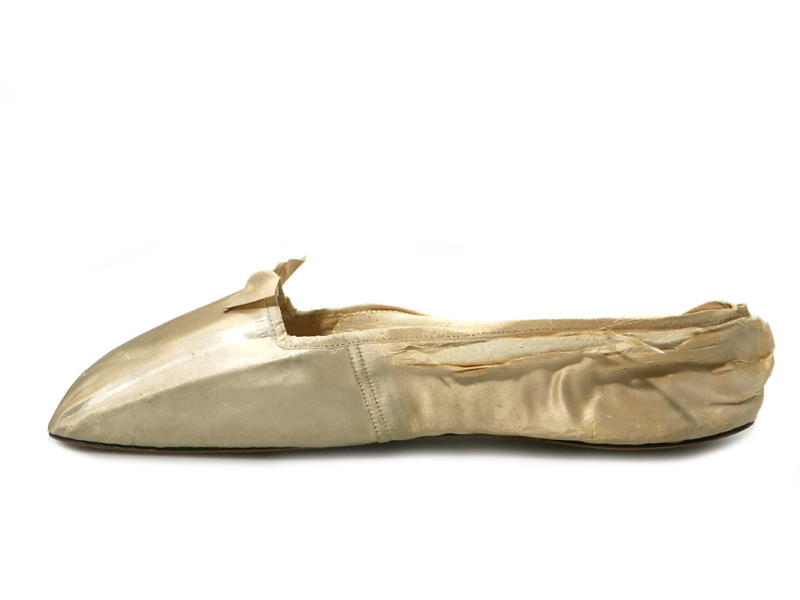 Shoe-Icons / Shoes / Wheat color satin slippers, decorated with a small ...