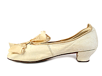 Shoe-Icons / Shoes / Wedding ivory kidskin shoes with satin bow.