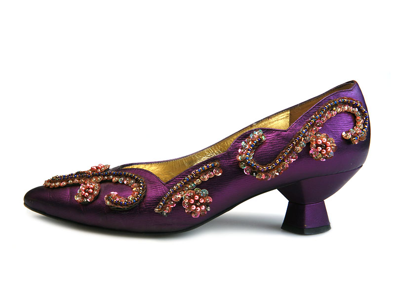 Shoe-Icons / Shoes / Purple leather pumps with medium figural heel and ...