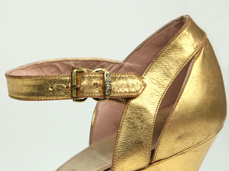 Shoe-Icons / Shoes / Open toe gold leather shoes with vamp made of two ...