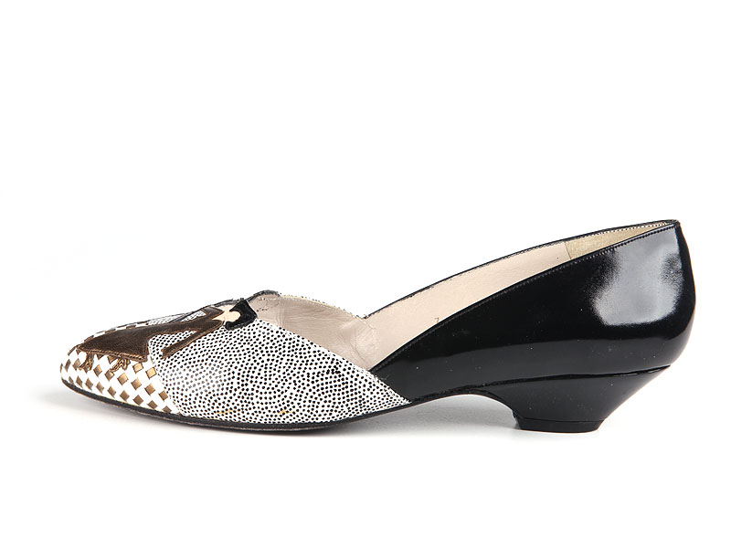 Shoe-Icons / Shoes / Low heel leather pumps, decorated with leather ...