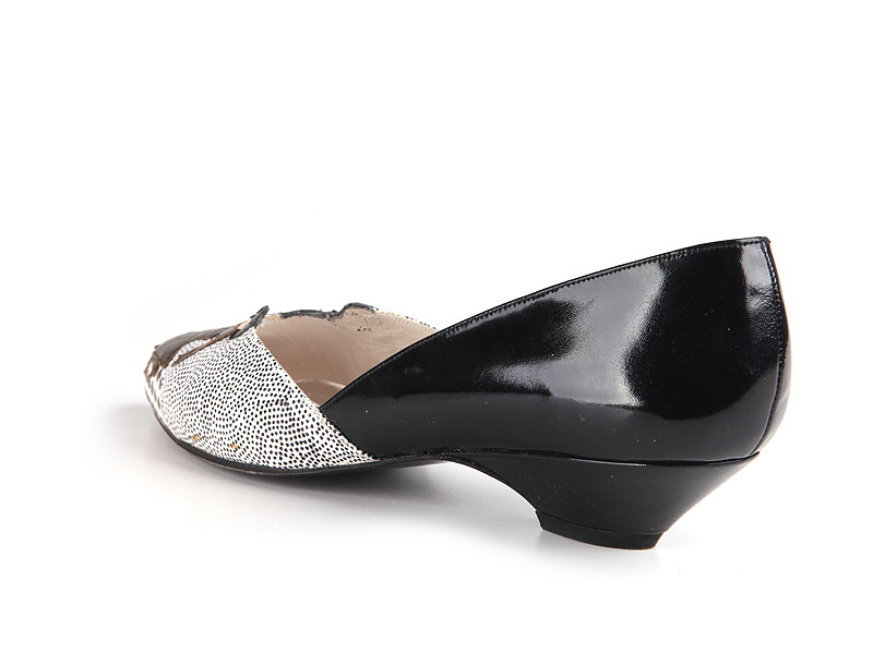 Shoe-Icons / Shoes / Low heel leather pumps, decorated with leather ...