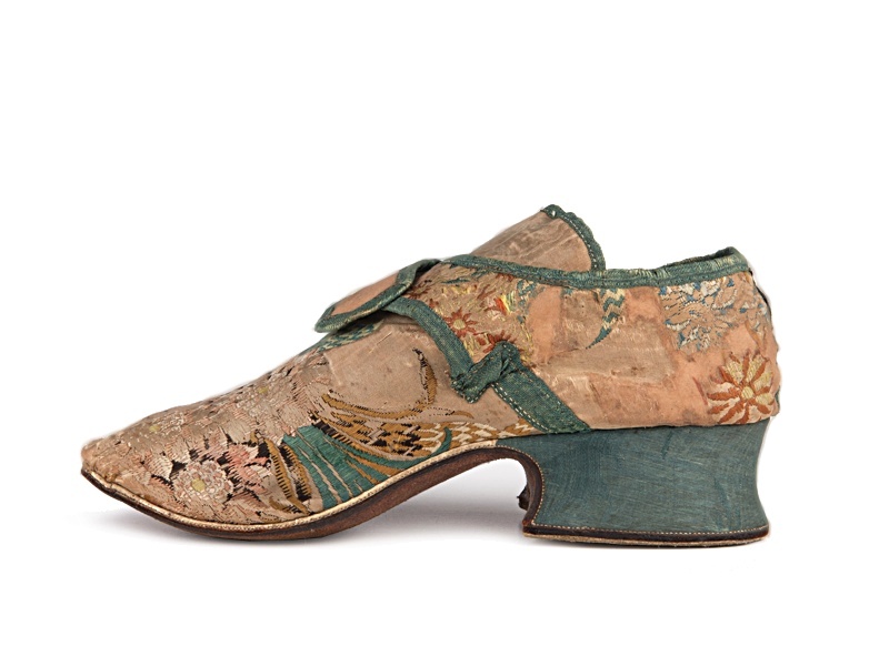 Shoe-Icons / Shoes / Lady's shoes with brocade vamp and wide Louis heel.