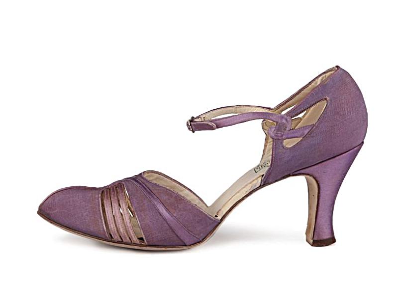 Shoe-Icons / Shoes / D'Orsay violet satin shoes with a buttoned strap.