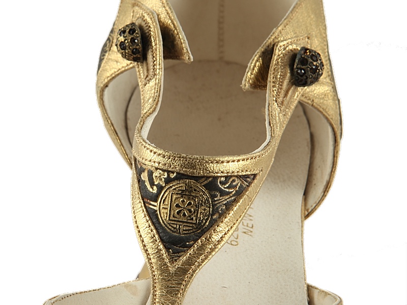 Shoe-Icons / Shoes / Ladies pumps with gold embossed leather upper.