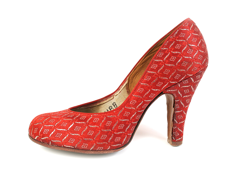 Shoe-Icons / Shoes / Red and silver brocade pumps.